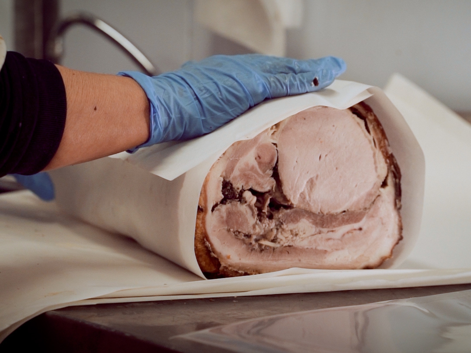 Lavorazione artigianale della porchetta